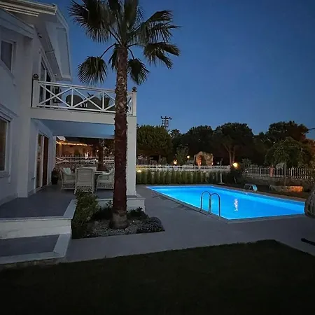 Villa Whitehouse Foca فوكا